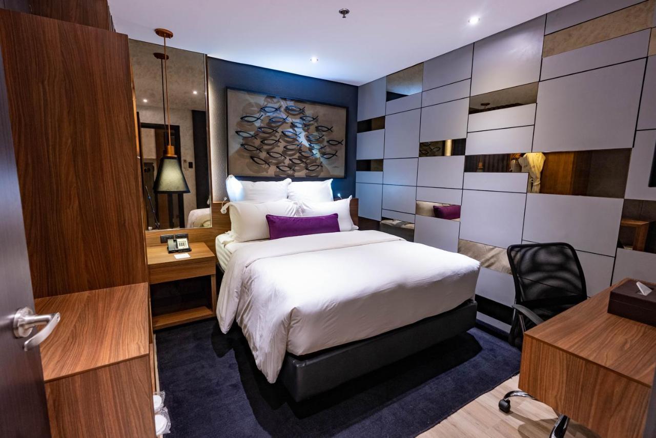 Coro Hotel Makati City Exteriör bild